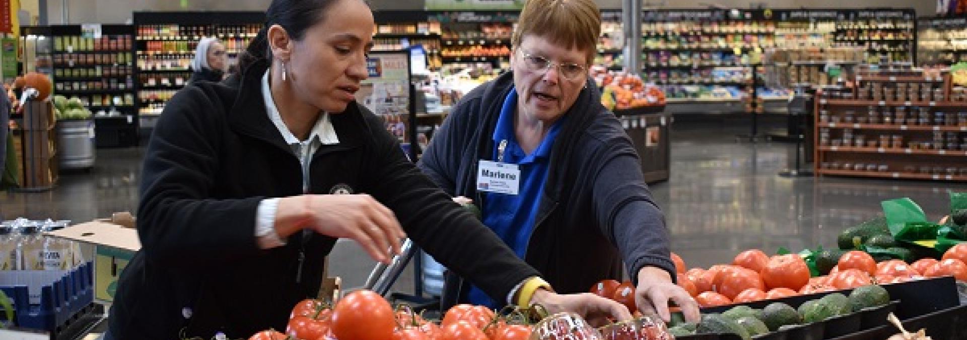 Rep. Davids at a Roeland Park Price Chopper.
