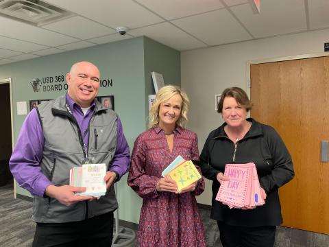 KS  03 community members delivering valentines for Davids to give to local veterans and caregivers.
