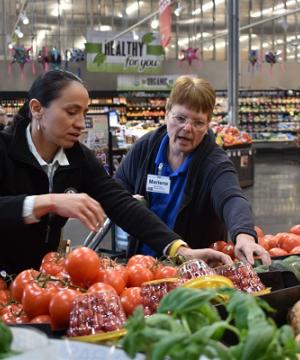 Rep. Davids at a Roeland Park Price Chopper.